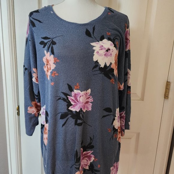 Torrid Plush Floral Top - Picture 1 of 4
